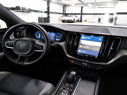 Used 2022 Volvo XC60 B5 R-Design AWD/4WD image 15