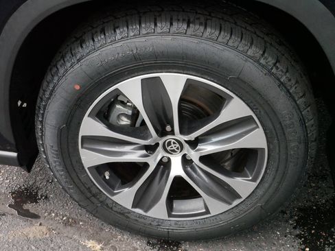 Certified 2024 Toyota Highlander XLE image 15