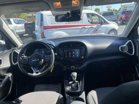 Used 2025 Kia Soul LX w/ LX Technology Package FWD image 39