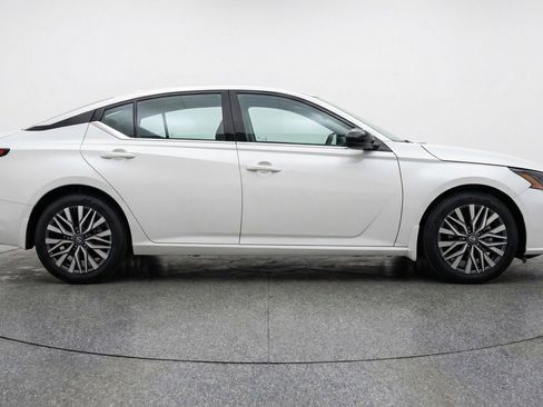 Used 2025 Nissan Altima 2.5 SV FWD image 11