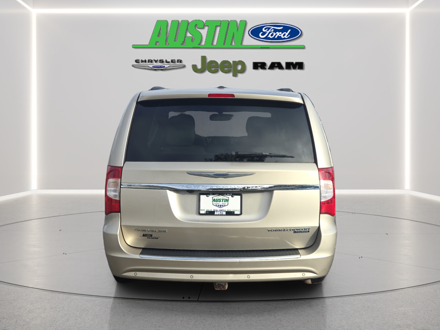 Used 2012 Chrysler Town & Country Touring-L w/ Entertainment Group #2 FWD image 4