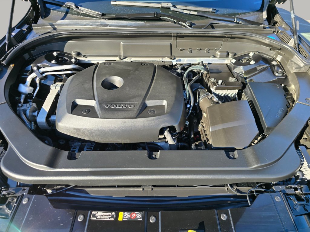 Used 2018 Volvo XC60 T5 Momentum w/ Convenience Package AWD/4WD image 19