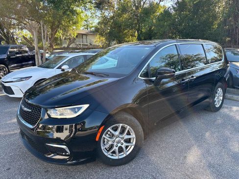 Used 2025 Chrysler Pacifica Select image 2