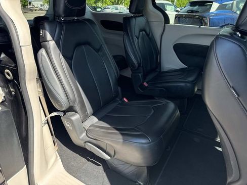 Used 2023 Chrysler Pacifica Touring-L FWD image 22