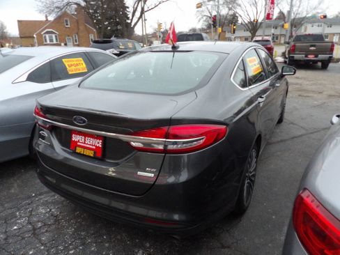 Used 2018 Ford Fusion SE w/ Fusion SE Technology Package image 4