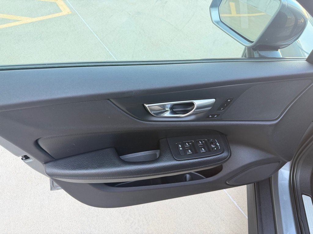Used 2020 Volvo V60 T5 Cross Country AWD/4WD image 8
