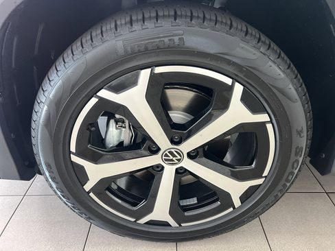 New 2025 Volkswagen Tiguan SE image 37