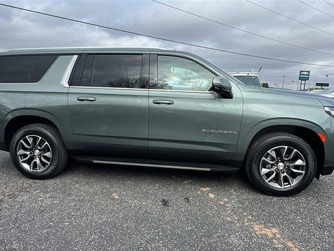 Certified 2023 Chevrolet Suburban LT w/ Luxury Package image 4