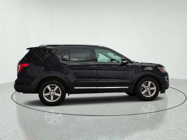 Used 2017 Ford Explorer XLT w/ Equipment Group 201A AWD/4WD image 7