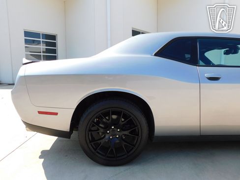 Used 2015 Dodge Challenger SXT w/ Driver Convenience Group RWD image 28
