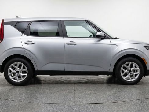 Used 2025 Kia Soul LX w/ LX Technology Package FWD image 11