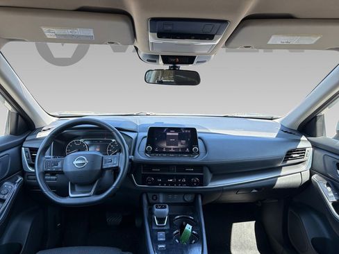 Used 2025 Nissan Rogue SV image 3