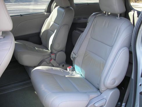 Used 2017 Toyota Sienna image 4