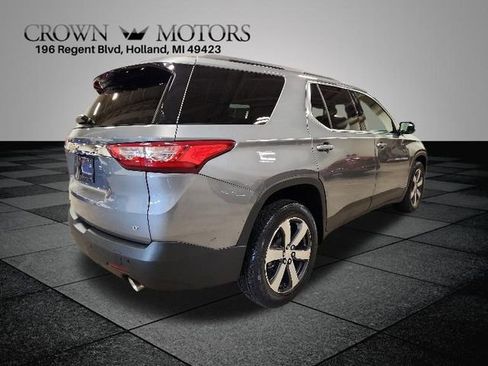 Used 2020 Chevrolet Traverse LT w/ LT Premium Package AWD/4WD image 3
