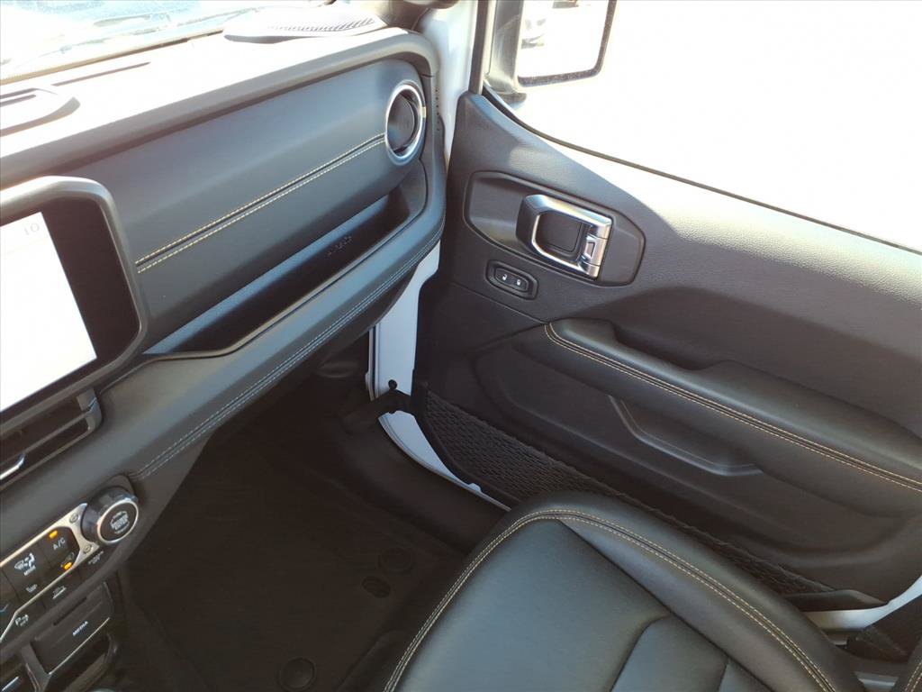 Used 2025 Jeep Wrangler Unlimited Sahara AWD/4WD image 36