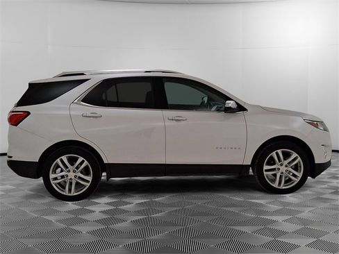 Used 2018 Chevrolet Equinox Premier image 2