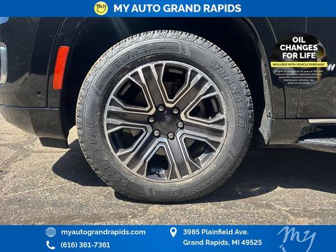 Used 2024 Jeep Wagoneer L Series II w/ Flexible Seating Group AWD/4WD image 30