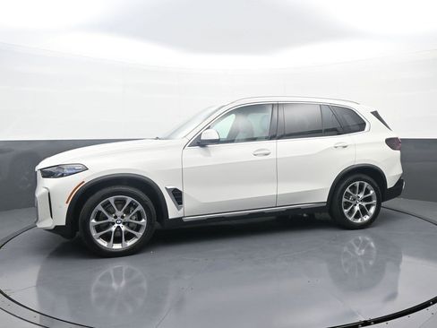 Used 2024 BMW X5 xDrive40i w/ Premium Package image 4