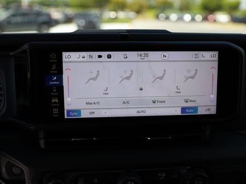 Used 2025 Jeep Wrangler Rubicon w/ Convenience Group AWD/4WD image 21