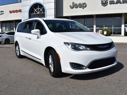Used 2019 Chrysler Pacifica Touring-L image 3