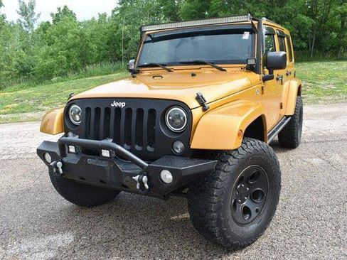 Used 2014 Jeep Wrangler Unlimited Sahara w/ Connectivity Group AWD/4WD image 12