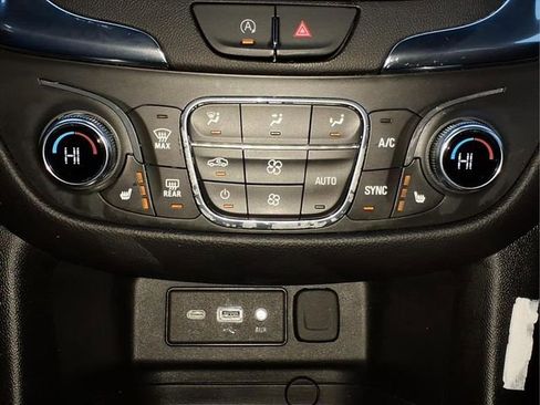 Used 2022 Chevrolet Equinox LT image 19