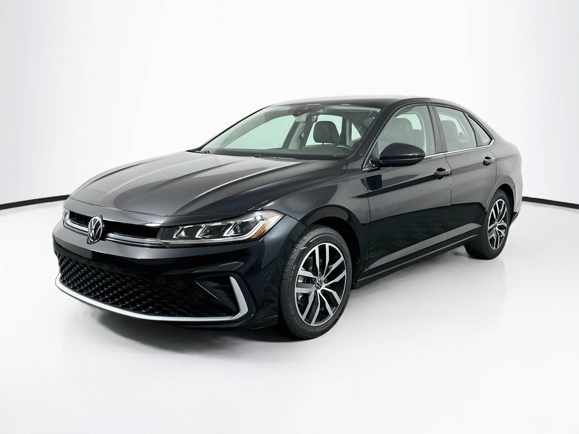 Used 2025 Volkswagen Jetta SE FWD image 3