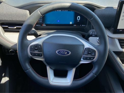 Used 2025 Ford Explorer Active AWD/4WD image 24