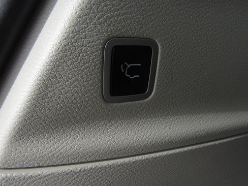 Used 2024 Chrysler Pacifica Touring-L image 14