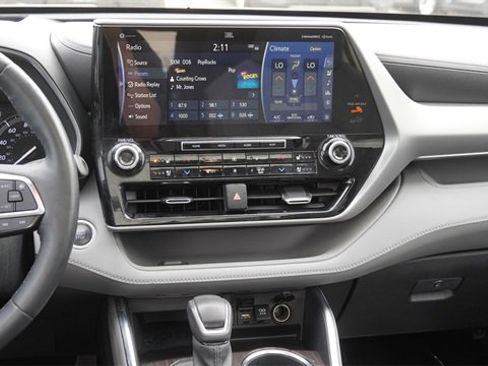 Used 2020 Toyota Highlander Platinum image 18