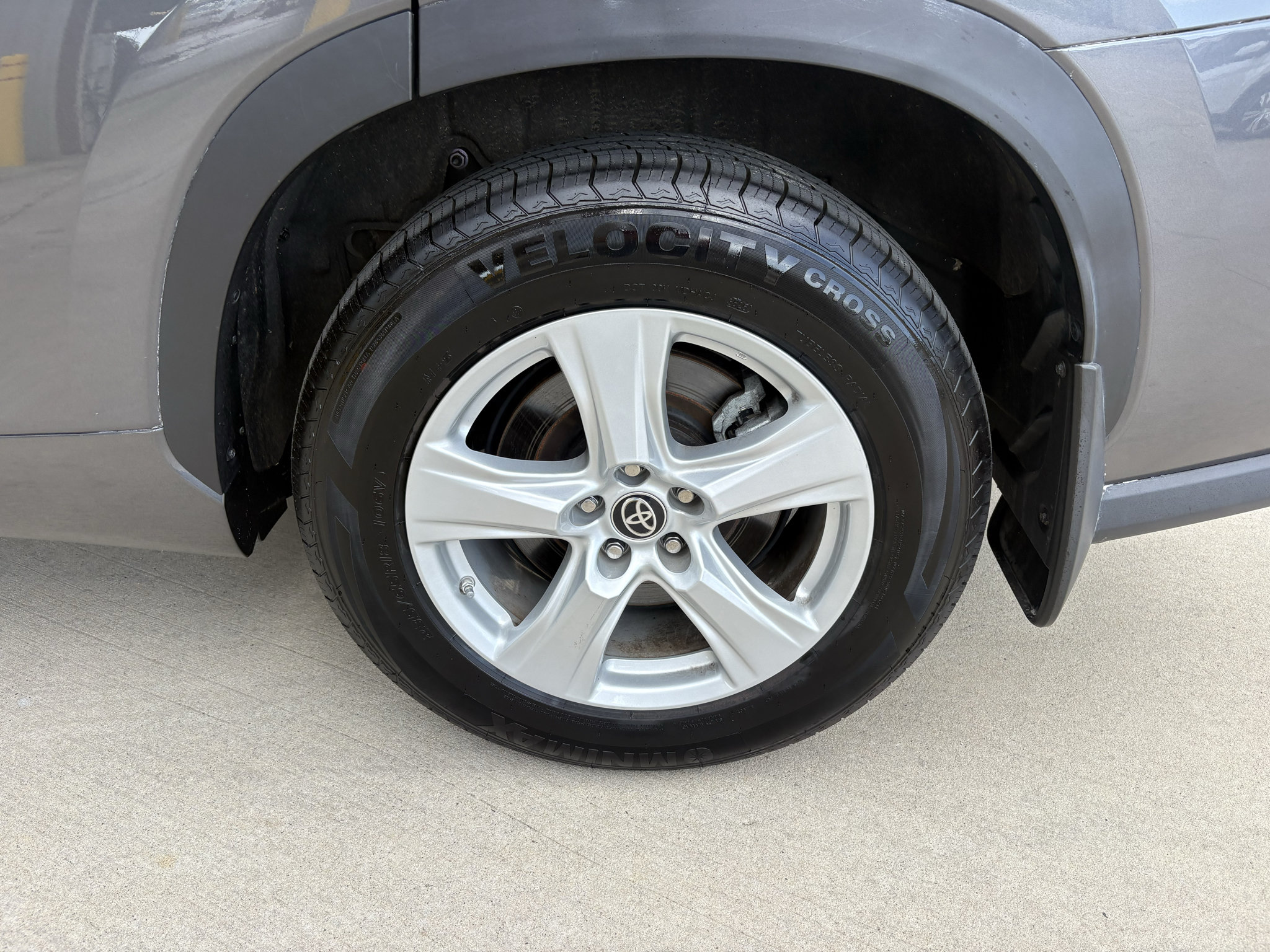 Used 2023 Toyota Highlander LE AWD/4WD image 34