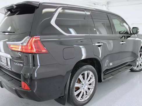 Used 2017 Lexus LX 570 4WD w/ Luxury Package image 15