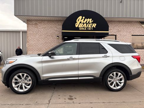 Used 2024 Ford Explorer Platinum w/ Technology Package image 2