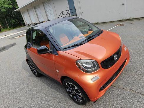Used 2016 smart fortwo passion RWD image 9