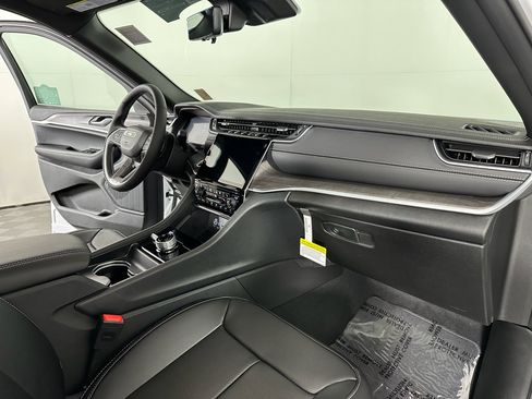 New 2025 Jeep Grand Cherokee Limited w/ Luxury Tech Group II image 24