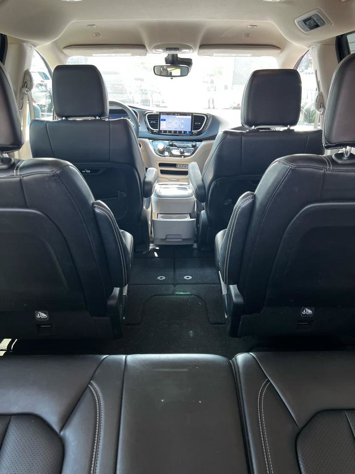 Used 2023 Chrysler Pacifica Touring-L FWD image 7