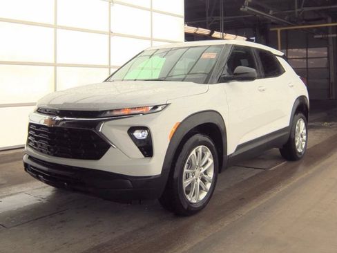 Used 2025 Chevrolet TrailBlazer LS w/ LS Convenience Package FWD image 4