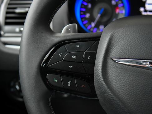 Used 2023 Chrysler 300 S image 32