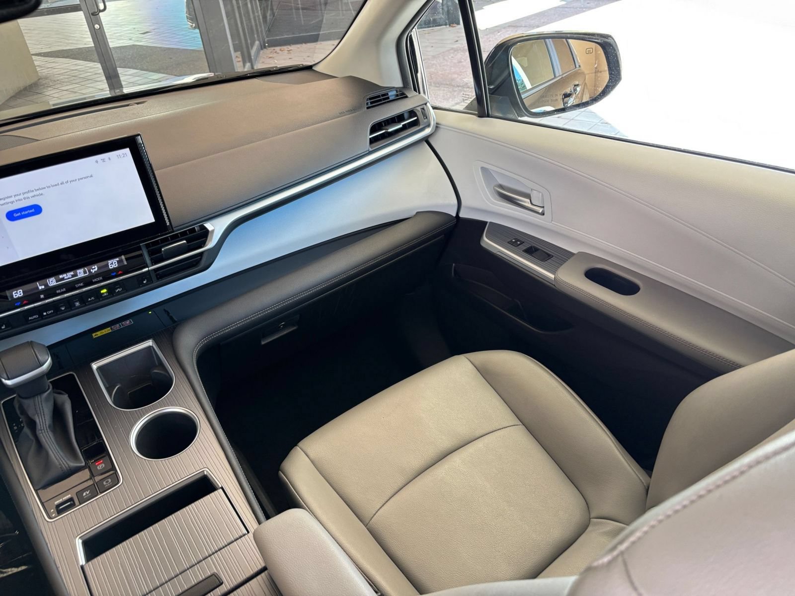 Used 2025 Toyota Sienna XLE FWD image 37