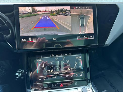 Used 2022 Audi e-tron Premium Plus w/ Premium Plus Package image 39