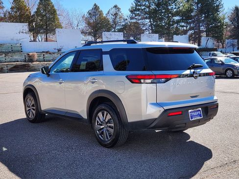 Used 2025 Nissan Pathfinder SV image 5