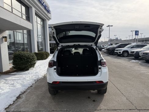 Used 2025 Jeep Compass Limited image 11