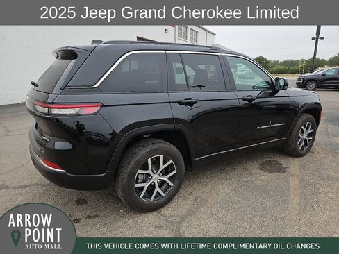 Used 2025 Jeep Grand Cherokee Limited AWD/4WD image 12