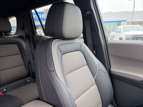 New 2026 Chevrolet Equinox LT w/ Convenience Package II FWD image 17