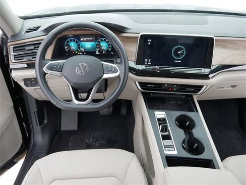 Certified 2025 Volkswagen Atlas SE image 21