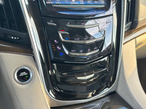 Used 2019 Cadillac Escalade Luxury AWD/4WD image 10