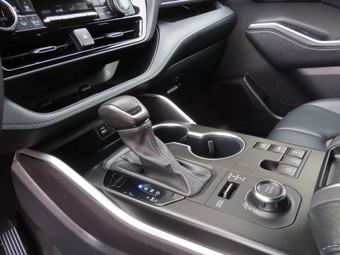 Used 2024 Toyota Highlander XSE image 19