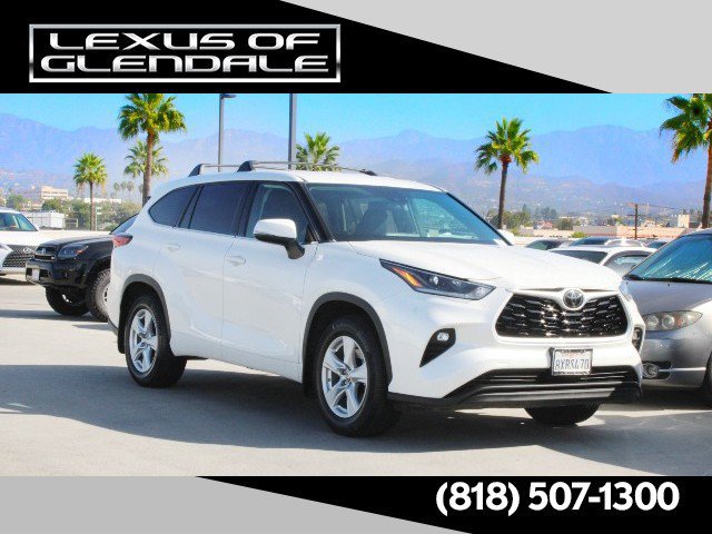Used 2021 Toyota Highlander LE FWD image 1