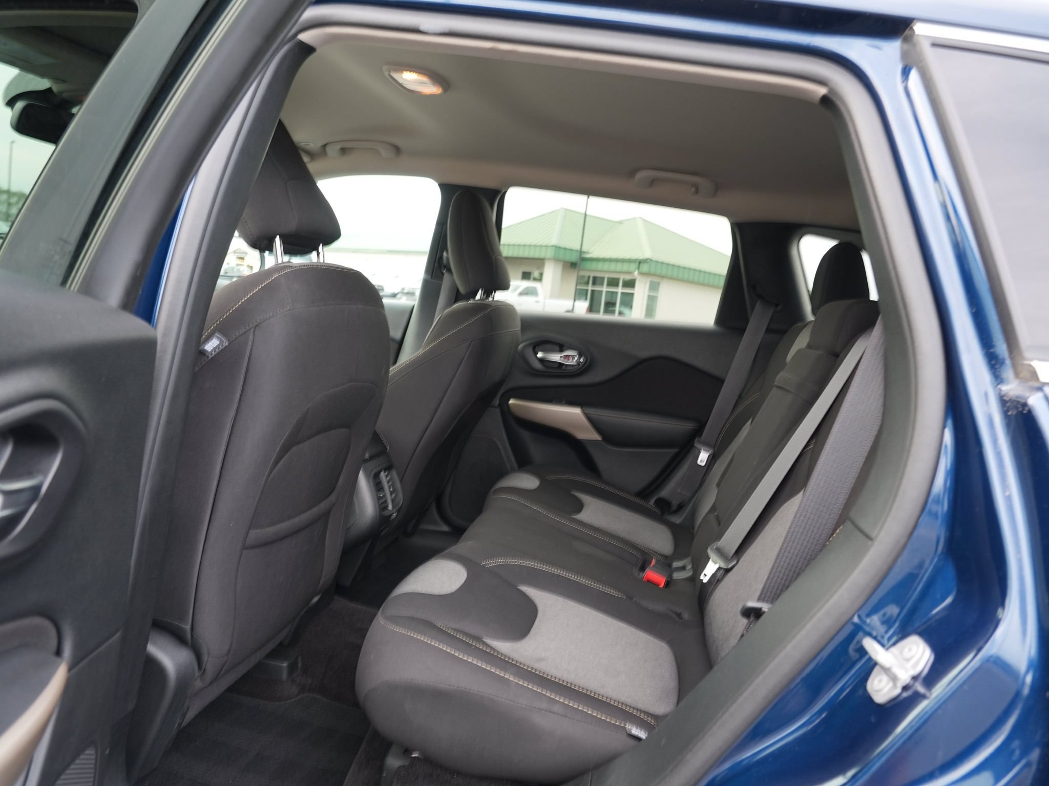 Used 2018 Jeep Cherokee Latitude w/ Safety Group AWD/4WD image 19