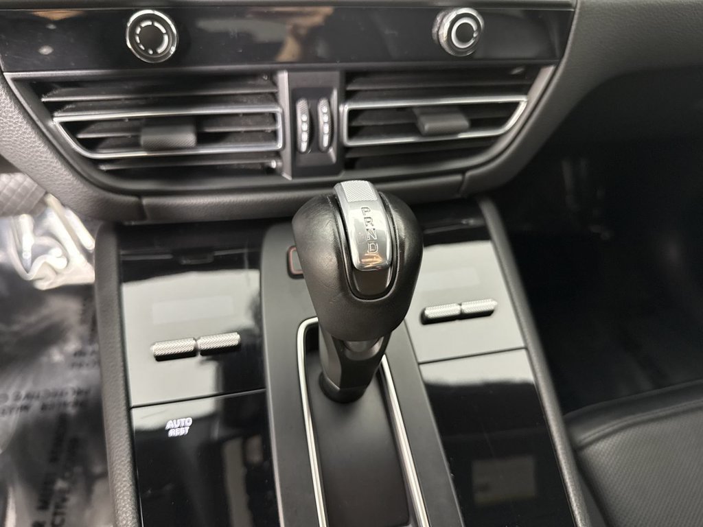 Certified 2024 Porsche Macan w/ Premium Plus Package AWD/4WD image 32